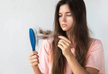 Caduta dei capelli: da cosa dipende e come contrastarla
